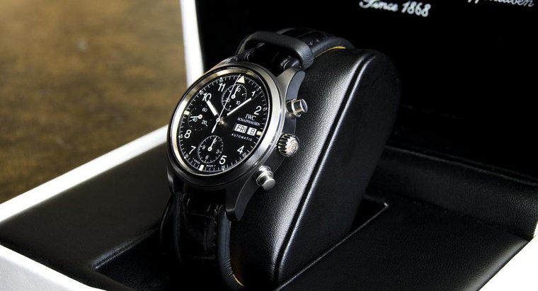 Como você ajusta uma pulseira de relógio ajustável?