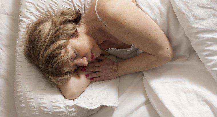 Como você reduz a dor no ombro devido a dormir de lado?