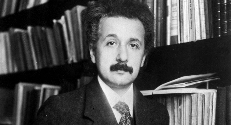 Qual era o trabalho de Einstein antes de se tornar um cientista famoso?