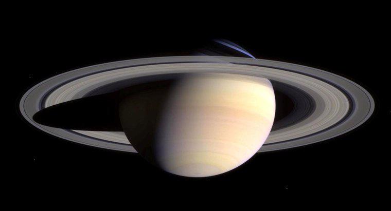 Quais são alguns fatos interessantes sobre Saturno?