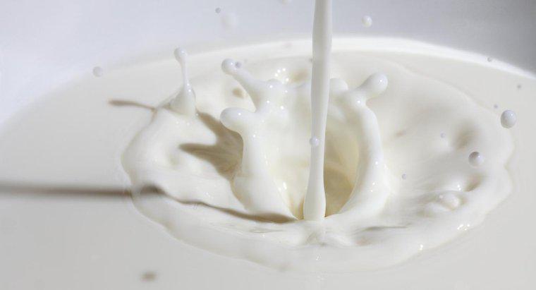 Por que o leite coalha quando é misturado ao vinagre?