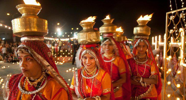Qual roupa especial é tradicionalmente usada para o Diwali?
