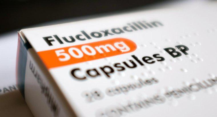 O que a flucloxacilina é usada para tratar?