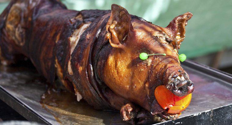 Qual é a tradição de uma maçã na boca de um porco?