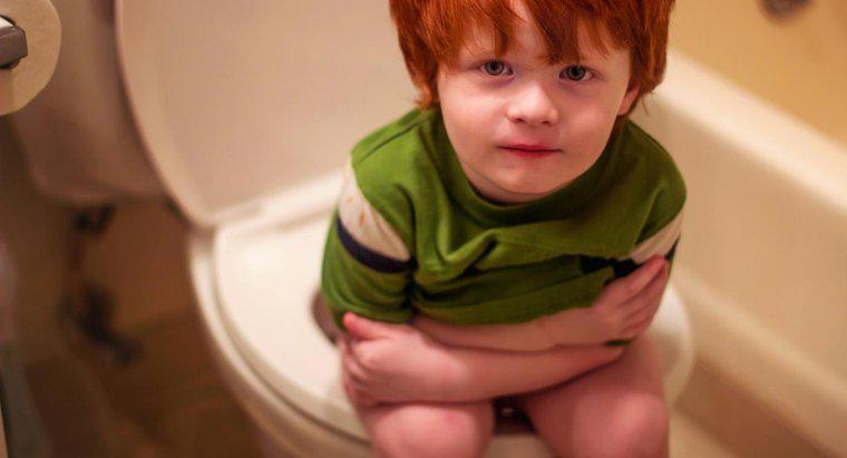 Quais são as causas de fezes pálidas em crianças?