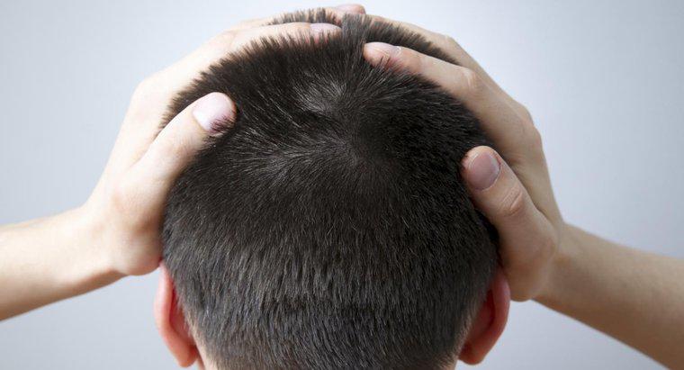 Quais são algumas das causas da dor na parte de trás da cabeça?