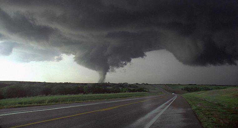 Quais são as características de um tornado?