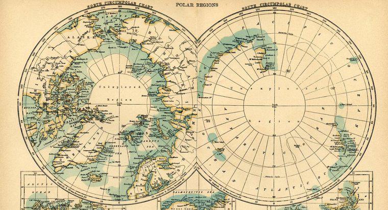 Em que latitudes estão os círculos árticos e antárticos?