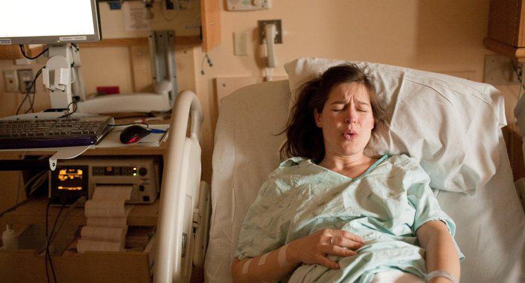 O que acontece se um feto morto for deixado dentro do útero da mãe?