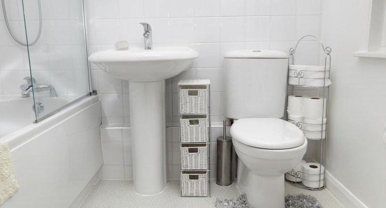 Quais são alguns exemplos de designs compactos de banheiro?
