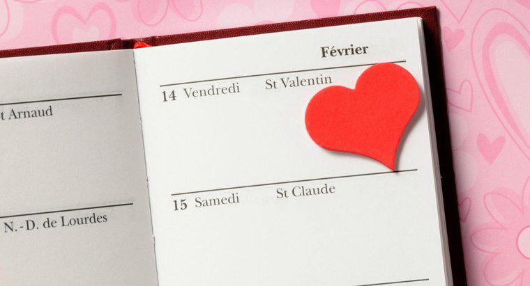 Qual tradição do Dia dos Namorados foi banida na França?