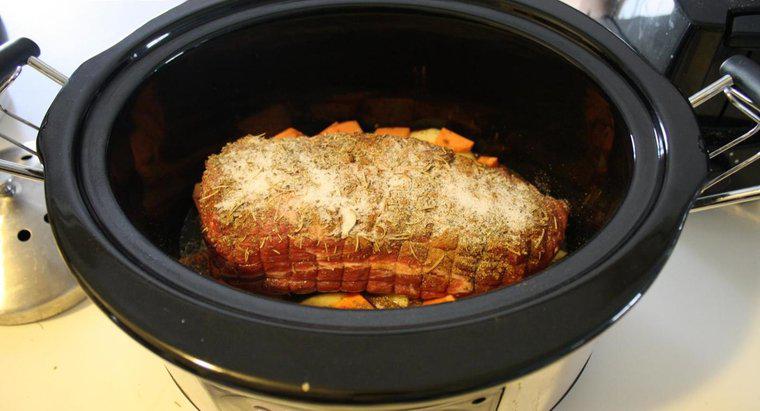 Como você cozinha carne de porco assada em uma panela elétrica?