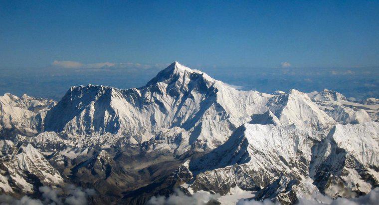 Em que continente fica o Monte Everest?