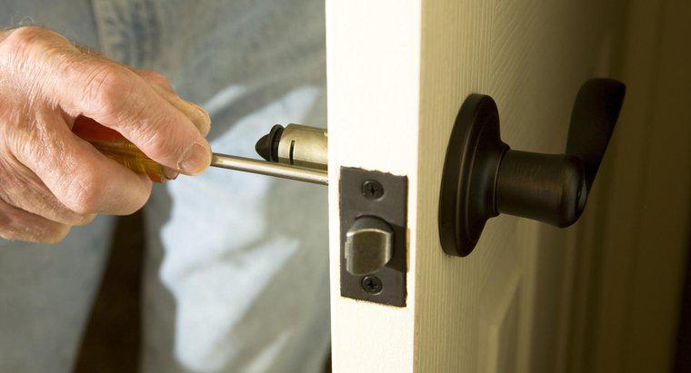 Onde você pode encontrar um profissional para consertar uma fechadura de porta?