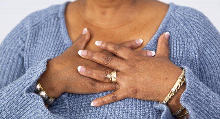Como você identifica os sinais de alerta de ataque cardíaco em mulheres?