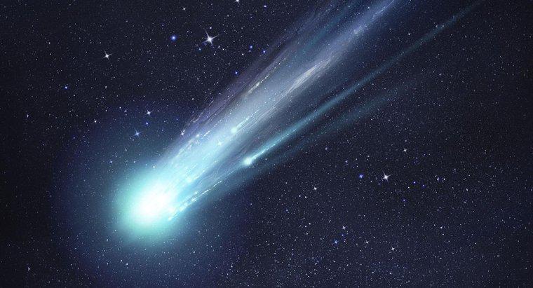 Em que ano Edmond Halley descobriu o cometa de Halley?