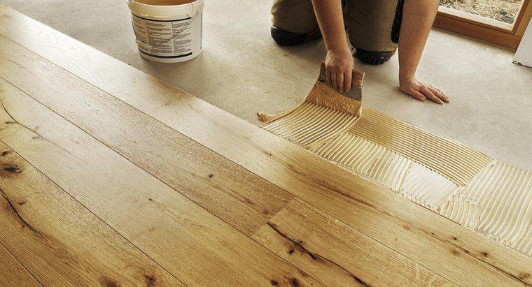 Como você remove a cola de móveis de madeira?