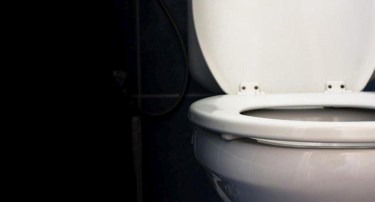 Como você ajusta o nível da água em um vaso sanitário?