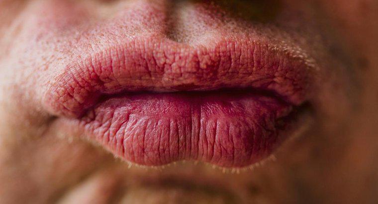 Como você trata os lábios que estão inchados devido a uma alergia?