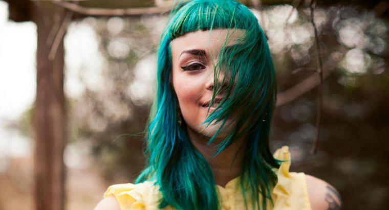 Como você faz a tintura de cabelo verde?