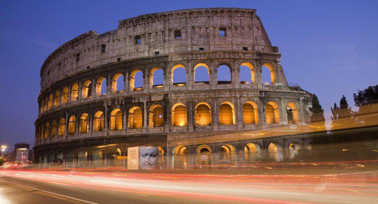 Quanto tempo demorou para construir o Coliseu?