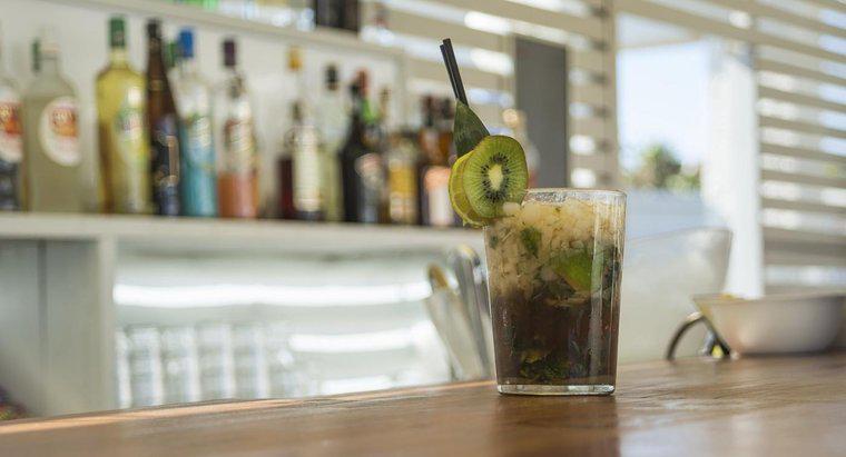 Quais são algumas receitas de bebidas misturadas usando Kiwi?