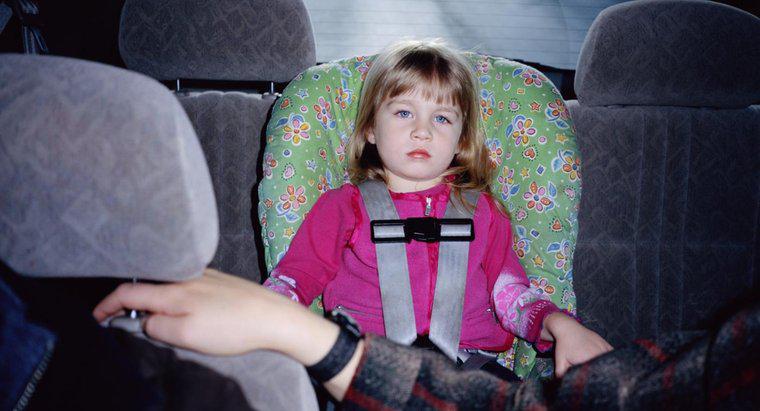 Quanto uma criança tem que pesar para se sentar no assento do passageiro?
