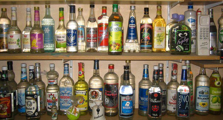 Quais são os nomes das marcas populares de vodka?