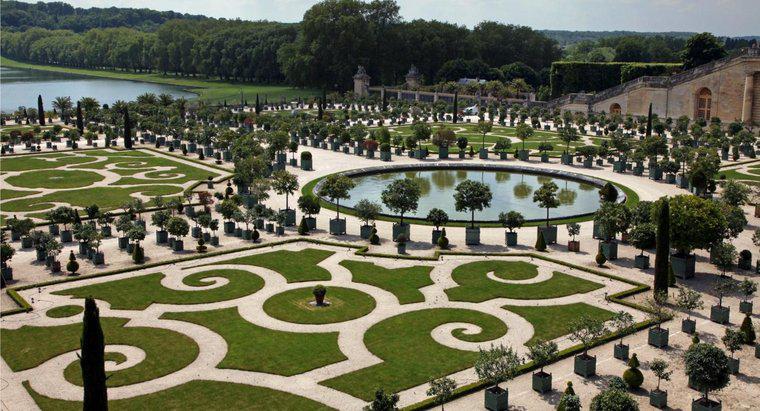 Que tipo de jardim tem o Palácio de Versalhes?