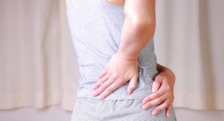 Quais são algumas causas comuns de dor no quadril e no joelho?