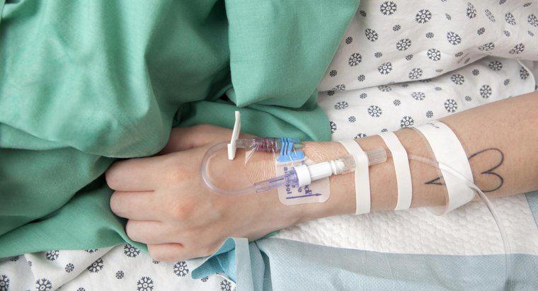 Por que os hospitais usam soro fisiológico em um IV?