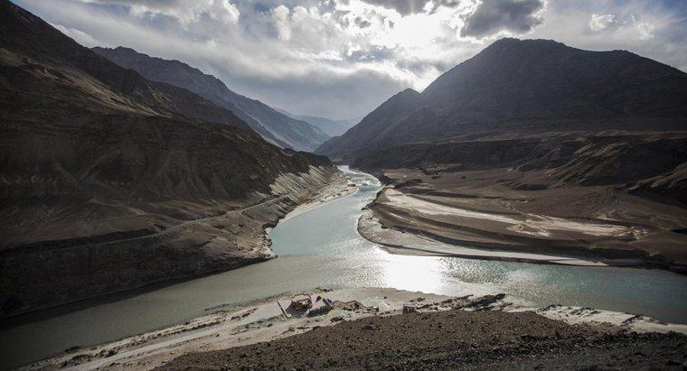 Quais são alguns fatos sobre o rio Indo?