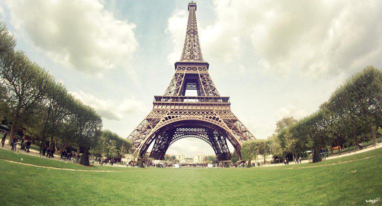 Quantas pessoas visitam a Torre Eiffel a cada ano?