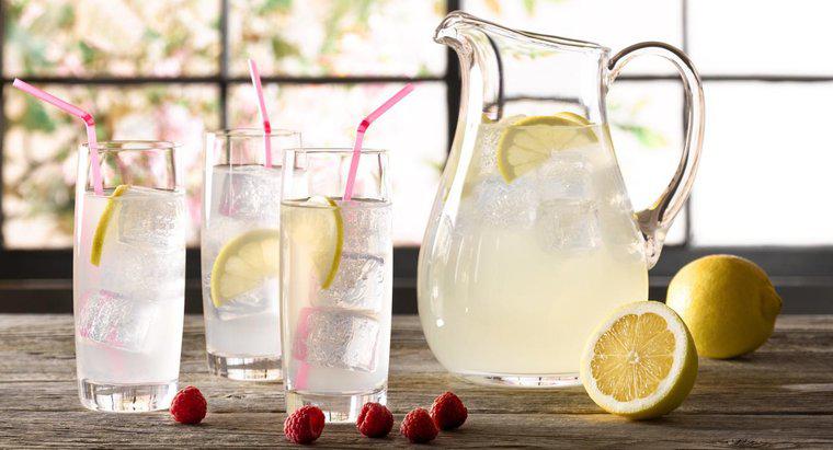 Qual é a diferença entre limonada rosa e regular?