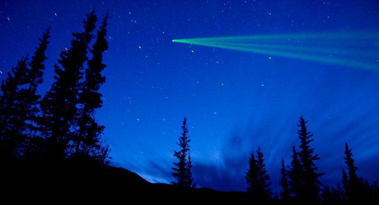 Qual é a diferença entre um cometa e um meteoro?