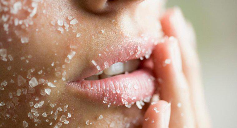 Como fazer uma esfoliação facial com açúcar e mel?