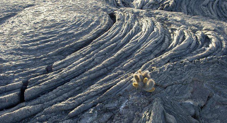Que rocha se forma quando o magma esfria na superfície da Terra?