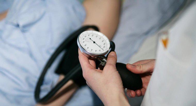 Quais são os sintomas de pressão arterial baixa?