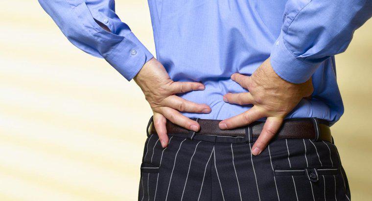 Quais são os sintomas de um nervo comprimido nas costas?