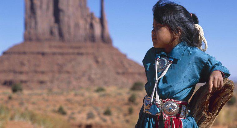 Qual é o resumo da lenda da origem navajo?