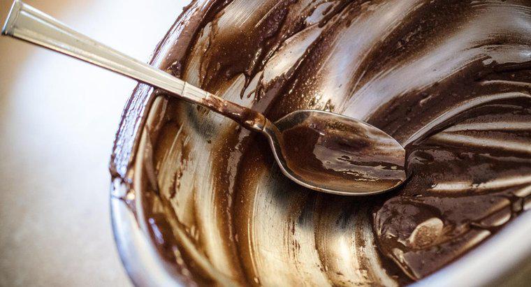 Quanto tempo leva para assar brownies em uma frigideira de bolinhos?