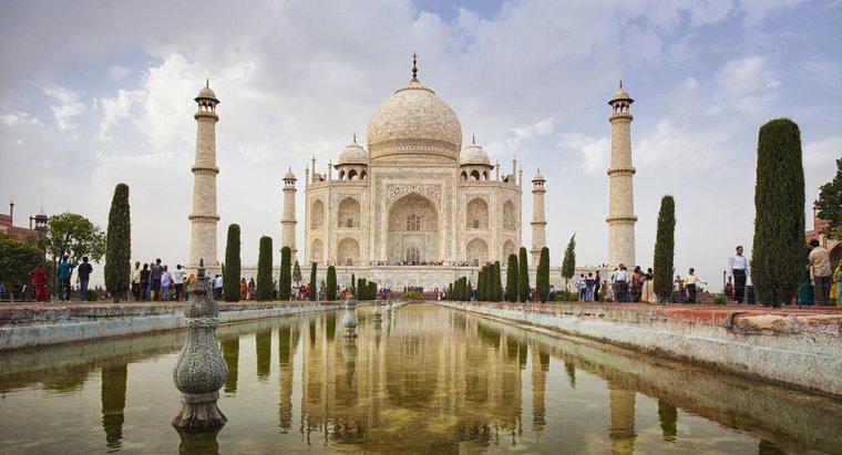Em que país está localizado o Taj Mahal?