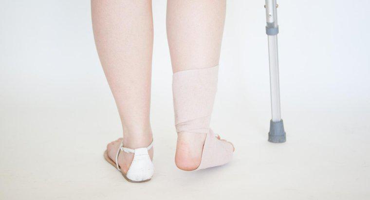 Quais são alguns remédios caseiros para tratar a dor no tornozelo?