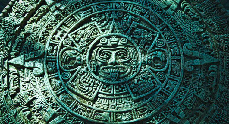 Que contribuições feitas pelos astecas influenciaram a sociedade atual?