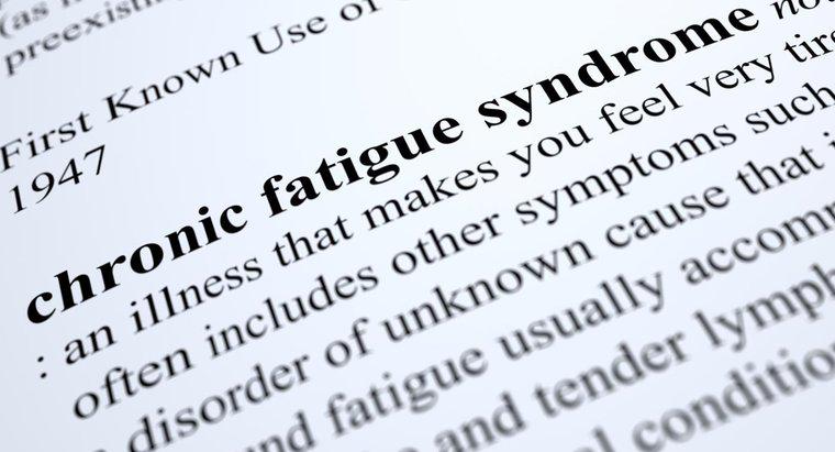 Quais são alguns sintomas da síndrome da fadiga crônica?