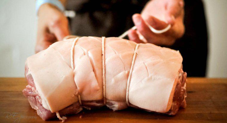 Qual é a melhor temperatura para assar uma carne de porco assada e por quanto tempo deve cozinhar por quilo?