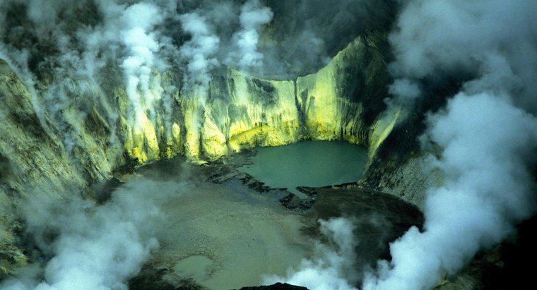 Quais gases são produzidos por erupções vulcânicas?