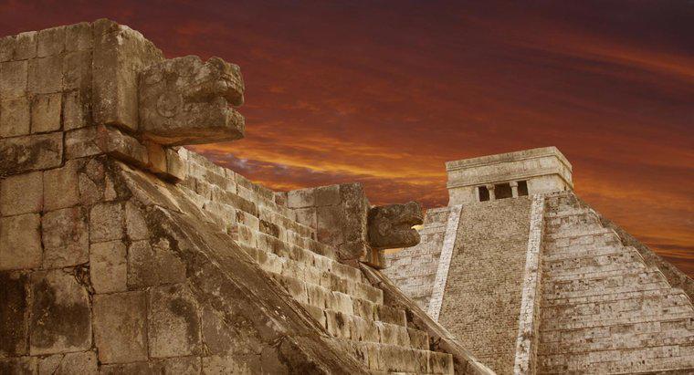 Quais foram algumas das principais realizações das civilizações asteca e maia?