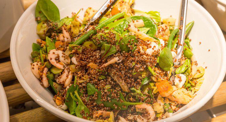 Receitas de acompanhamento de Natal: salada de quinua com camarão e espinafre