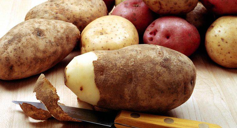 Qual é a maneira correta de congelar batatas não cozidas?